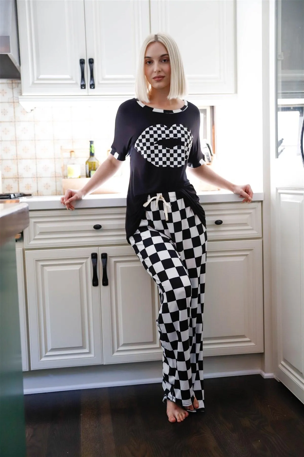 Black & White Checkboard Pattern Lips Graphic Short Sleeve Top & Sweatpants Set